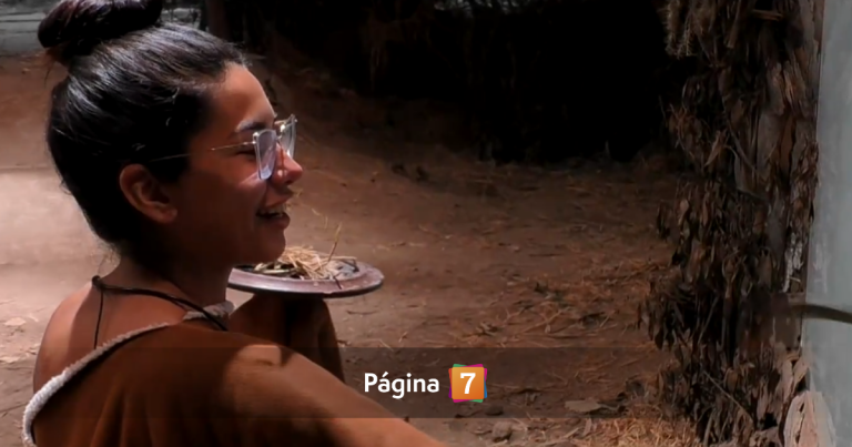 Eskarcita tras realizarse test de embarazo en el pasado de Mundos Opuestos: 