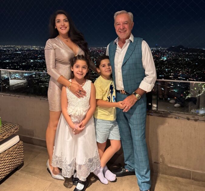 Eliseo Salazar posa con su esposa e hijos mellizos, Romeo y Julieta