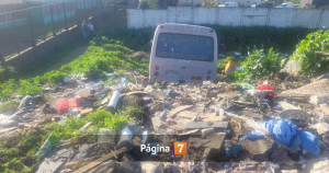 Bus con 26 escolares a bordo cae desde una cuesta en Coronel