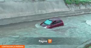 Pareja fue rescatada tras caer con su auto al canal San Carlos: conductora estaba ebria