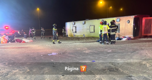 Mueren 3 personas tras volcamiento de bus en Copiapó: una es menor de edad