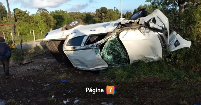 Adolescentes sacaron camioneta sin permiso, chocaron y volcaron en Calbuco: quedaron 