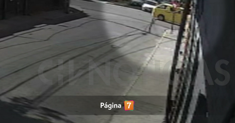 Cámaras captaron momento exacto en que delincuentes chocan a furgón escolar en Recoleta