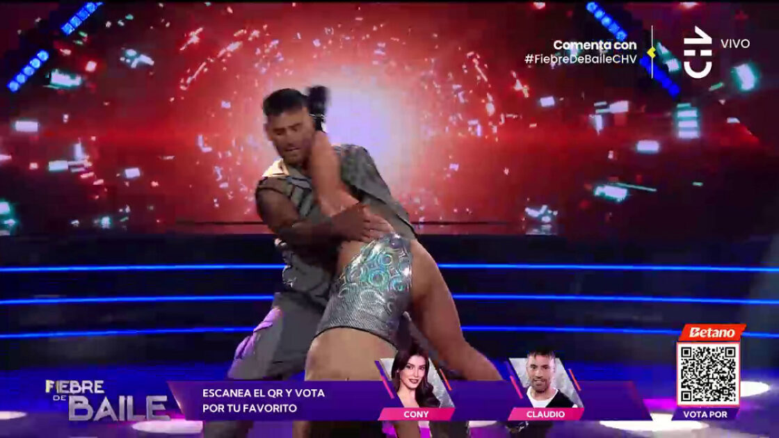 Claudio Valdivia sufrió gran percance en Fiebre de baile: recibió coqueto comentario de Raquel