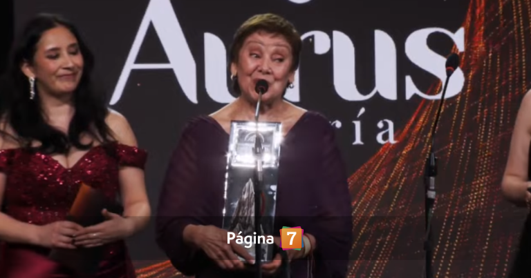 Gloria Benavides al ser reconocida por su trayectoria en Premios Cordillera: 