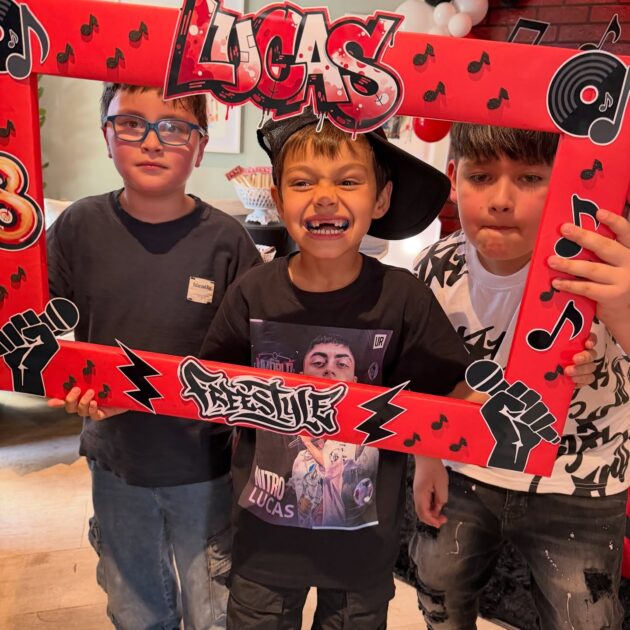 Sergio Freire y Maly Jorquiera festejaron los 8 años de su hijo