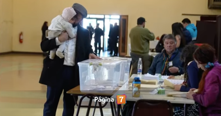 Presidente Gabriel Boric vota en Punta Arenas con Violeta en sus brazos