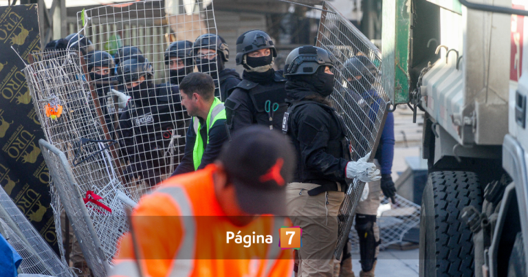Suspenden comercio y tránsito en barrio Meiggs tras instalación de rejas contra toldos azules