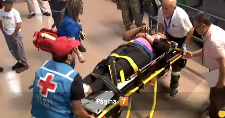 Votante sufrió aparatosa caída en local de Estación Mapocho y tuvo que ser asistida de urgencia