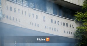 Encapuchados rociaron bencina a tres profesoras del Instituto Nacional tras nuevos incidentes