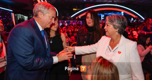 Durante la apertura de la Teletón 2025, Don Francisco volvió a cumplir con una de las tradiciones más reconocidas del evento: saludar a las autoridades y figuras políticas presentes en el Teatro Teletón, punto de partida de las 27 horas de amor.