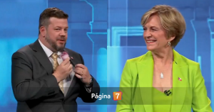 Kaiser descolocó con inesperado regalo a Matthei durante el debate: "Me voy a permitir una..."