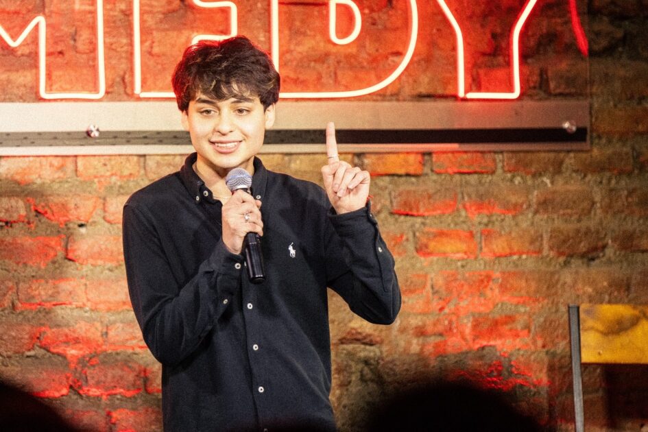 Tiene 21 años y hace stand‑up: así está el ‘Chico Eléctrico’ a tres años de su paso por Teletón