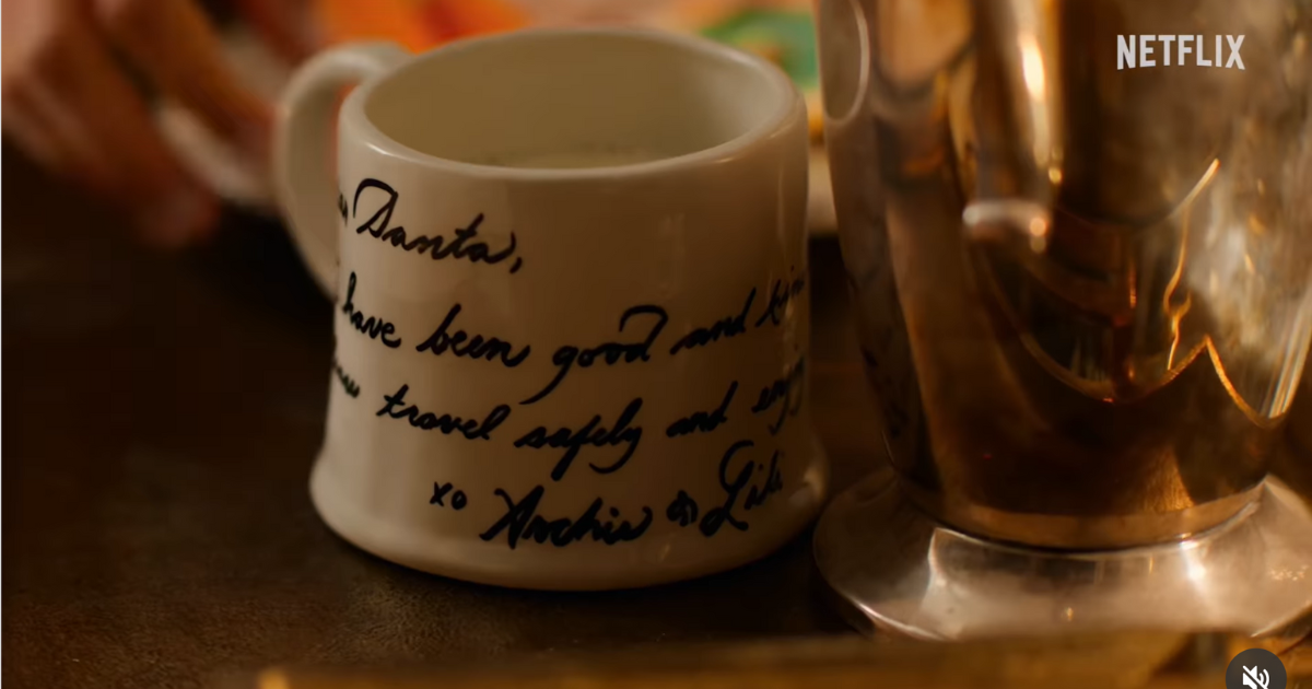 El texto de la carta de Archie y Lilibet se puede ver como decoración en una taza.
