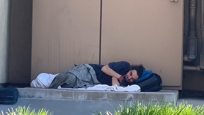 Polémico exactor de Nickelodeon vuelve a la indigencia: revelan por qué no puede ser internado