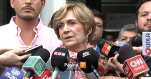 Usó algo rojo La desafiante y escueta declaración de Evelyn Matthei en su caótica llegada a votar