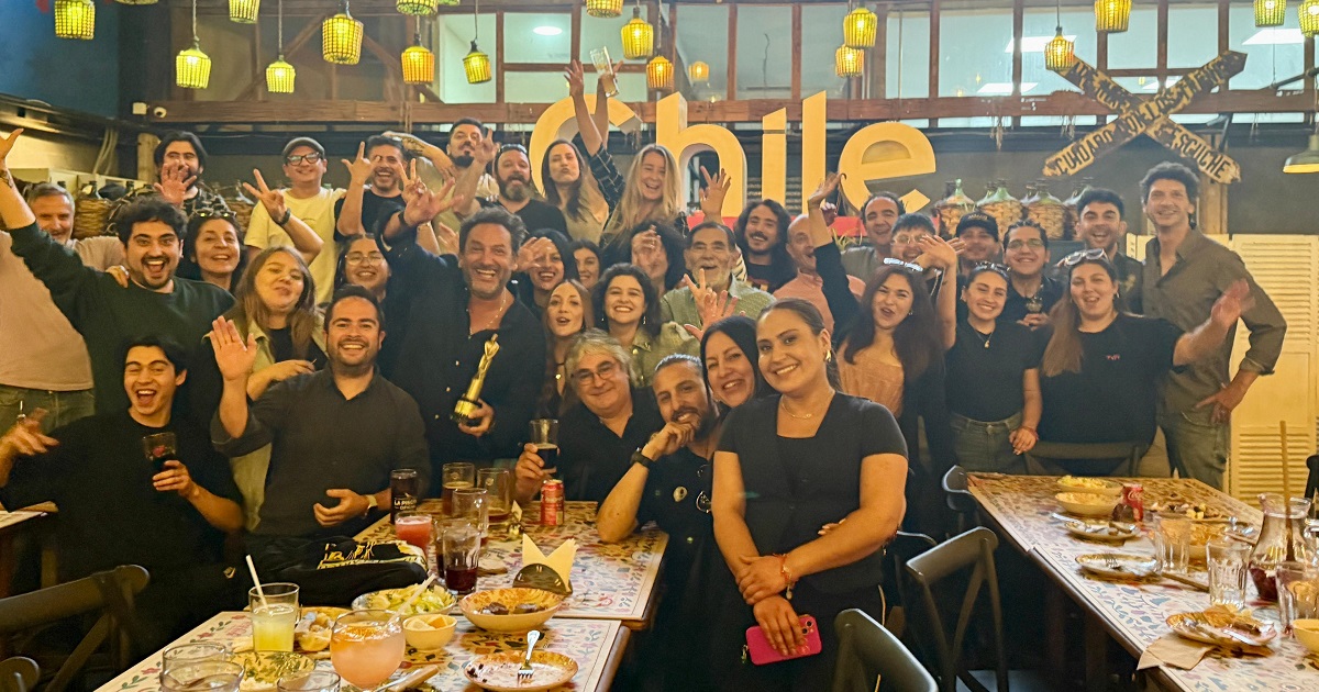 Daniel Fuenzalida celebró con su equipo en el restorán El Hoyo victoria en los Premios Martín Fierro Latino 
