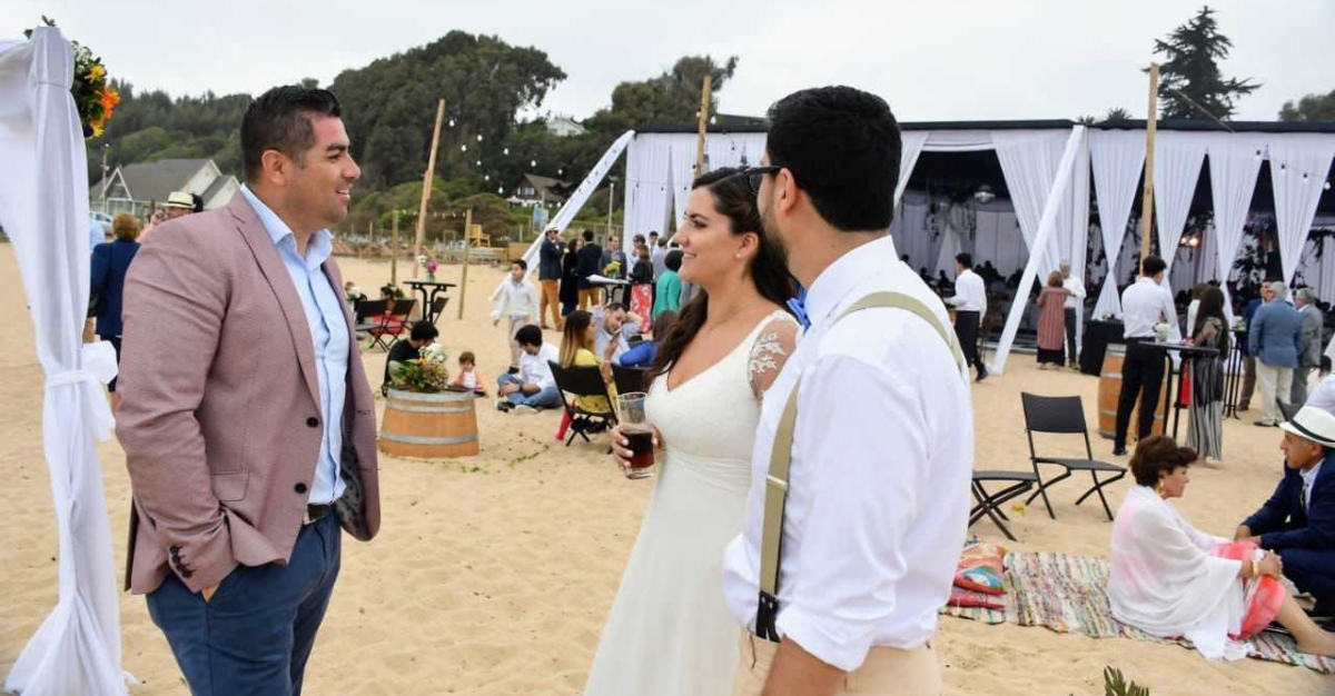 Dejó Carabineros y levantó centro de eventos playero: hoy suma más de 200 matrimonios
