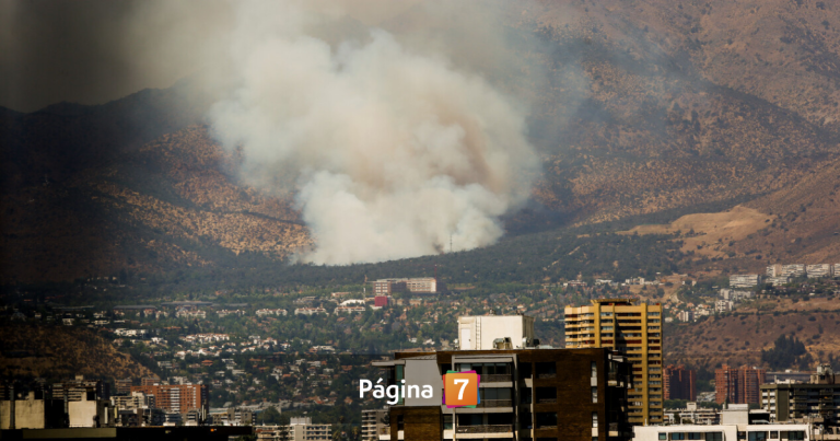 Incendio afecta a cerro aledaño al Claro Arena y moviliza a 12 compañías de Bomberos en Las Condes