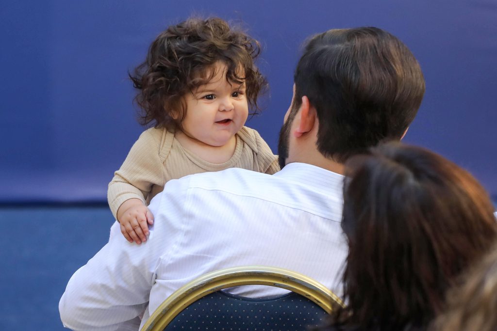 Presidente Boric llegó a La Moneda con su hija Violeta en brazos y protagonizó tierno momento