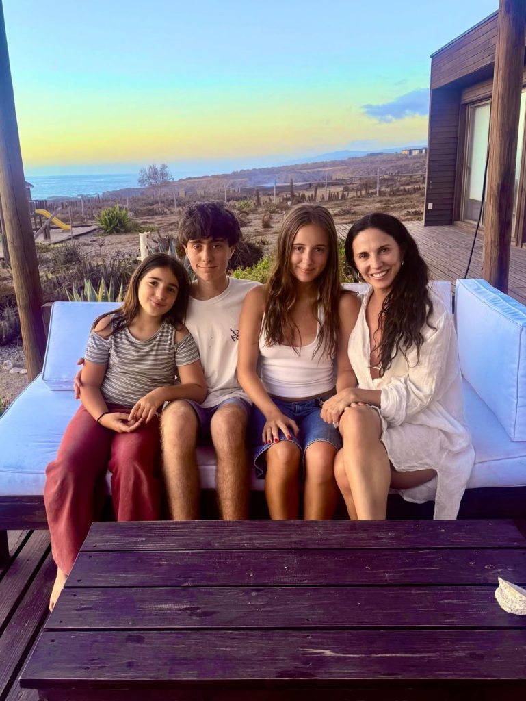 Luz Valdivieso y sus hijos 