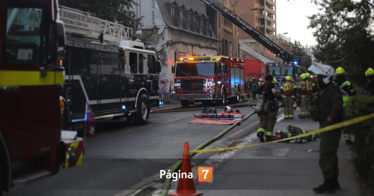 Decenas de evacuados: feroz incendio impactó cerca de 20 hogares en cité del centro de Santiago