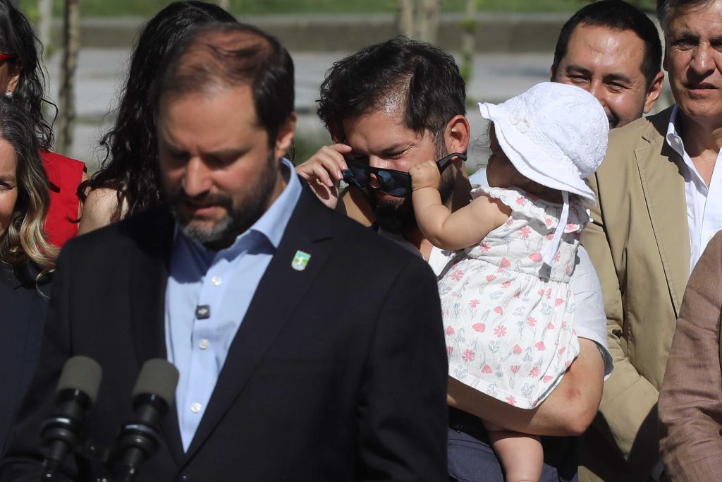 Presidente Boric inauguró Plaza Baquedano con su hija Violeta en brazos: protagonizó tierno momento